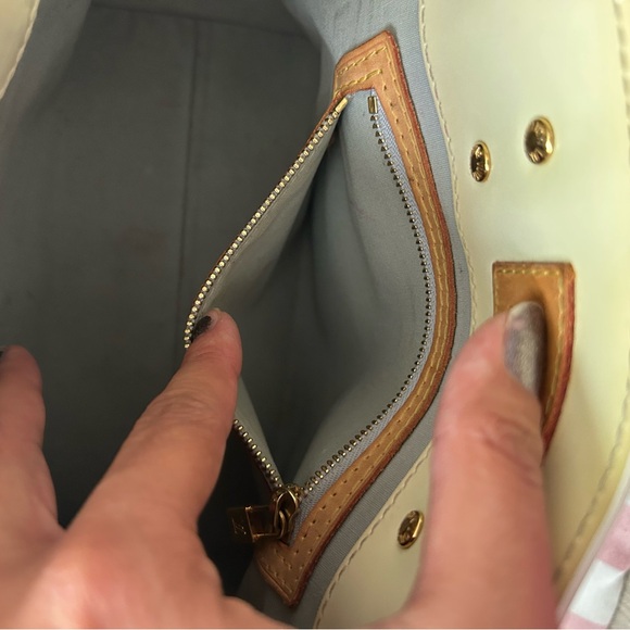 Authentic Used Y2K Louis Vuitton Vernis Reade PM in Marshmallow - Picture 11 of 11